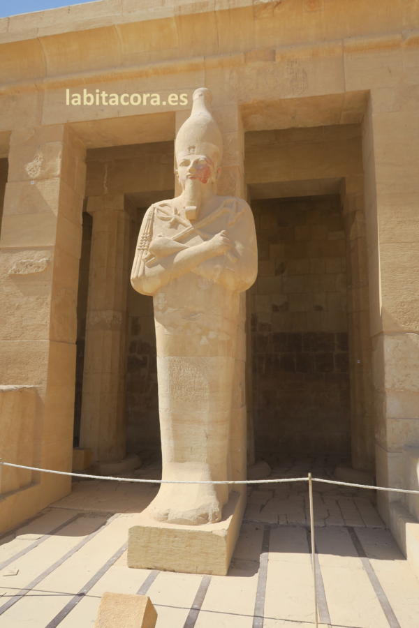 Hatshepsut en la forma osiríaca en Lúxor. Egipto