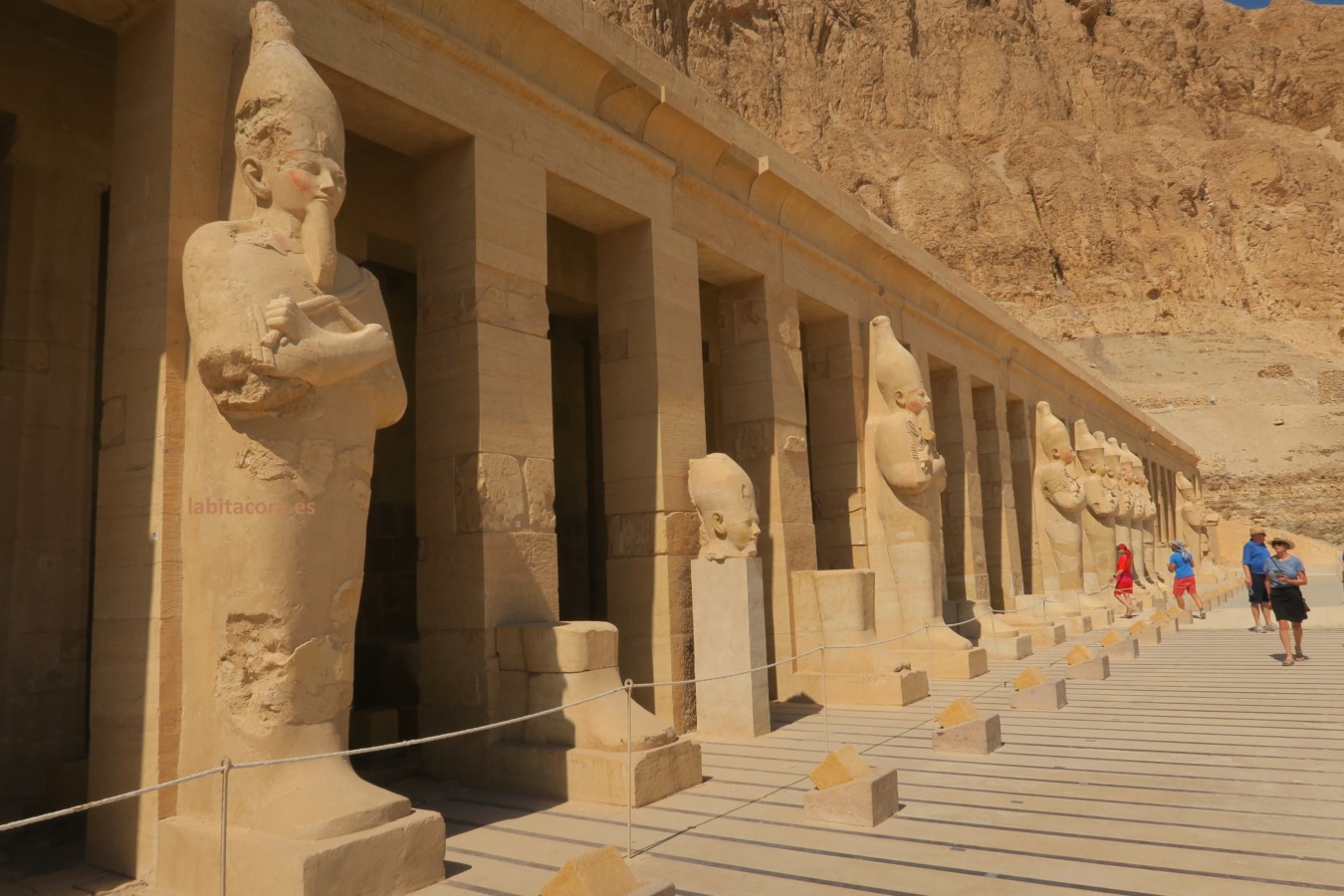 La estatua de la faraón Hatshepsut en su santuario en Lúxor, Egipto.