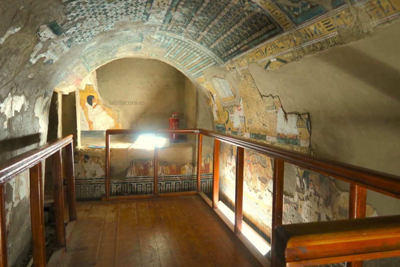 La antecámara de la tumba de Inherkhau (TT 359) en Lúxor, Egipto.