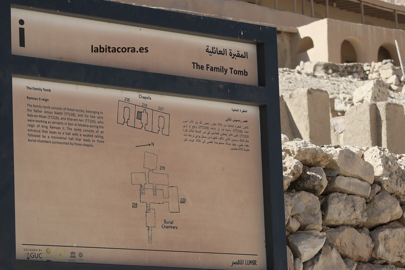 Cartel informativo de las tumbas de la familia de Amun Nakht (TT 218, 219 y 220) en Lúxor, Egipto.