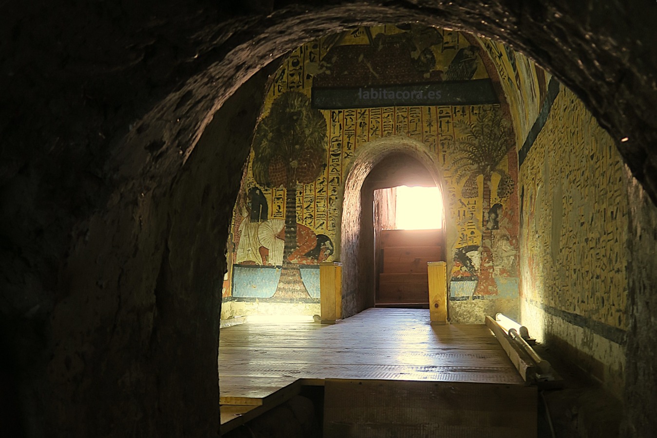 Al salir se vuelve a pasar por la primera sala la TT 218 la tumba de Amennakht y su esposa Iyemwaw en Lúxor, Egipto.