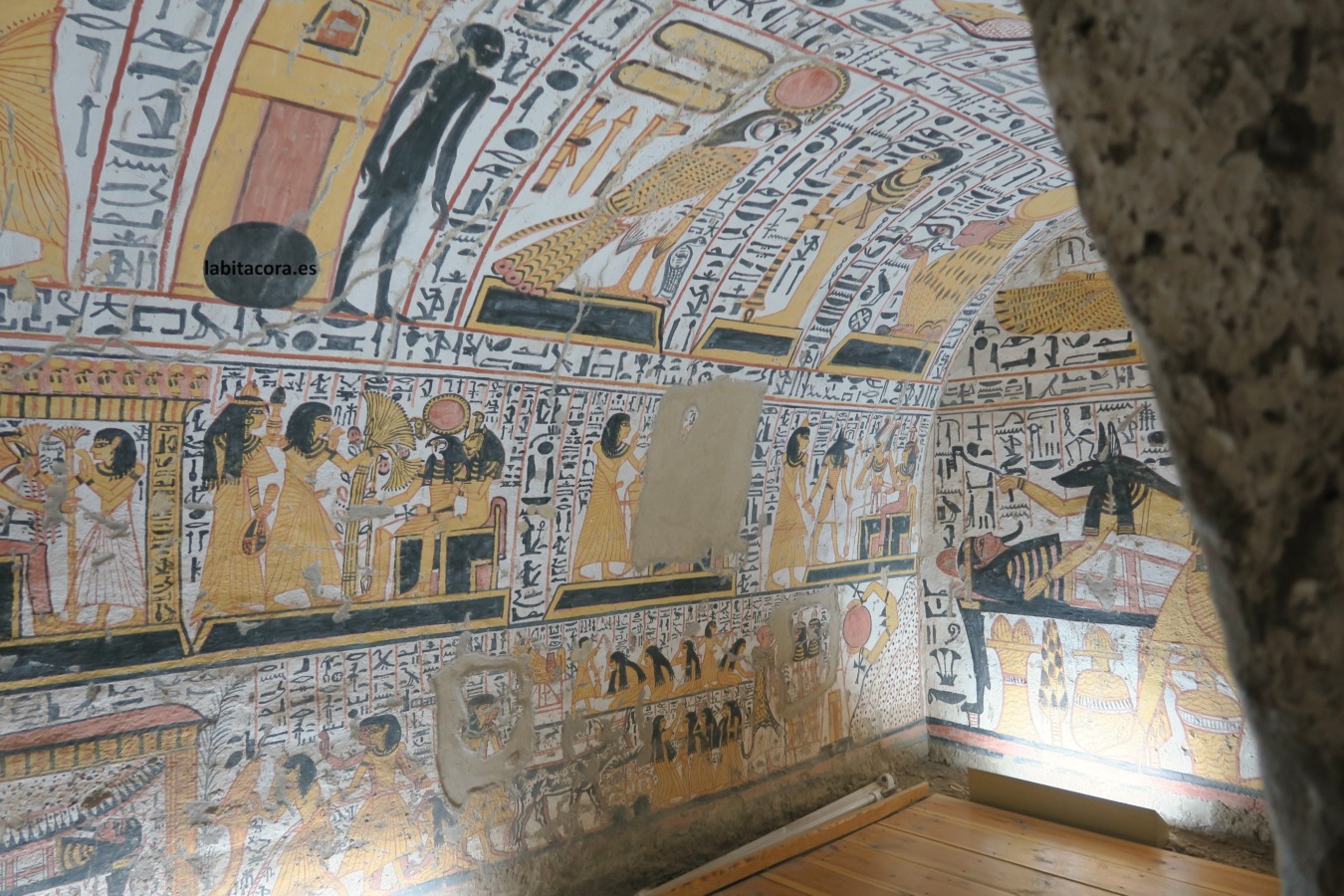Tras bajar la escalera entre a la cámara funeraria TT 219, la de Nebenmaat junto con su esposa Mertseger, en Luxor, Egipto.