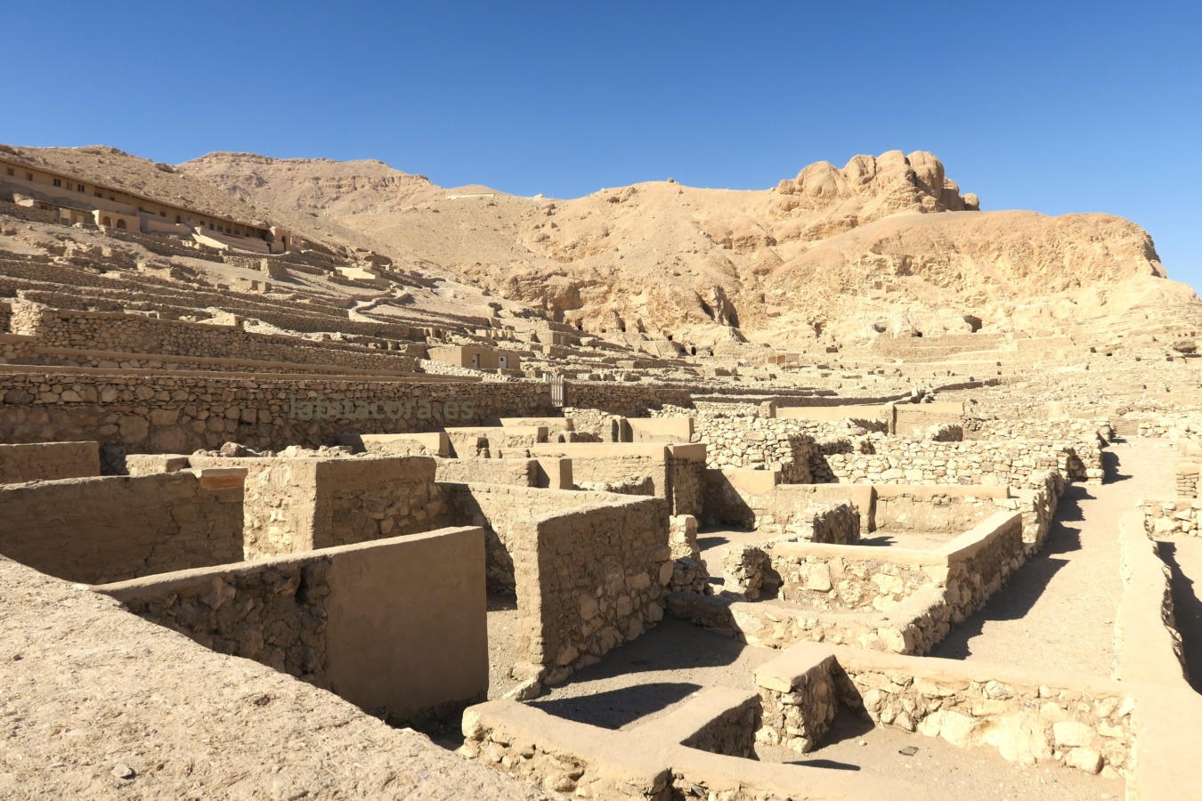 El pueblo de los artesanos o de Deir el Medina en Lúxor, Egipto