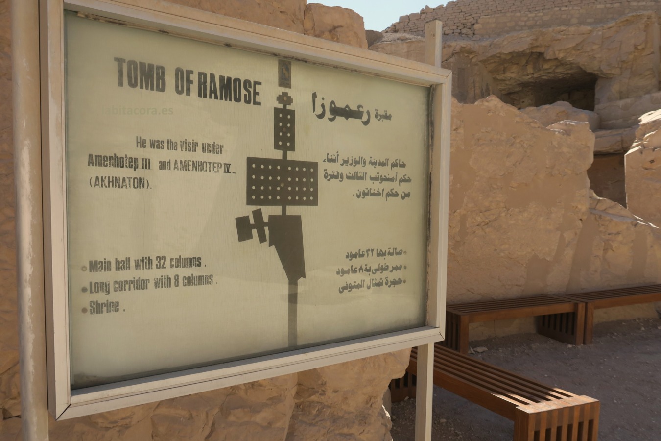 Cartel informativo de la tumba de Ramose y su esposa Merit-Ptah, en el Valle de los Nobles en Lúxor. Egipto.