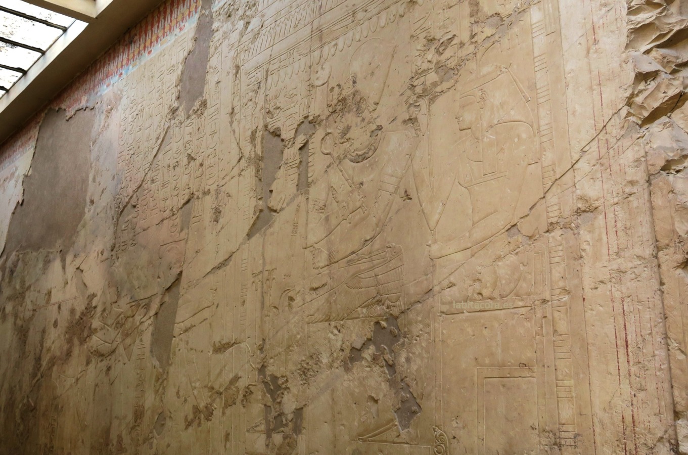 El faraón Amenhotep IV, antes de que se cambiara el nombre por el de Akenatón, junto a la diosa Maat en la tumba de Ramose y Merit-Ptah en el Valle de los Nobles de Lúxor, Egipto.