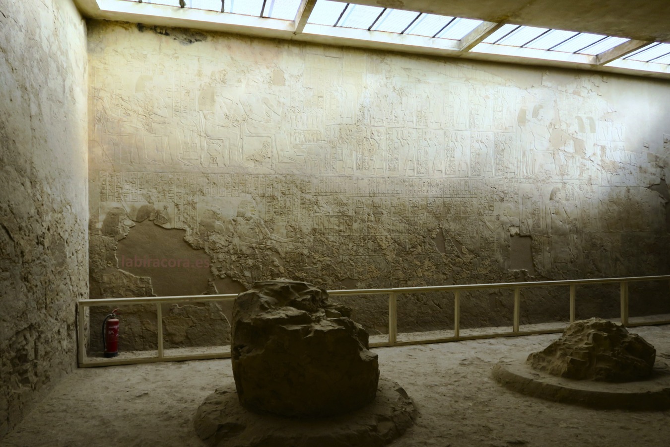 La pared de la derecha según se entra de la tumba de Ramose y su esposa Merit-Ptah, en su tumba del Valle de los Nobles de Lúxor, Egipto.