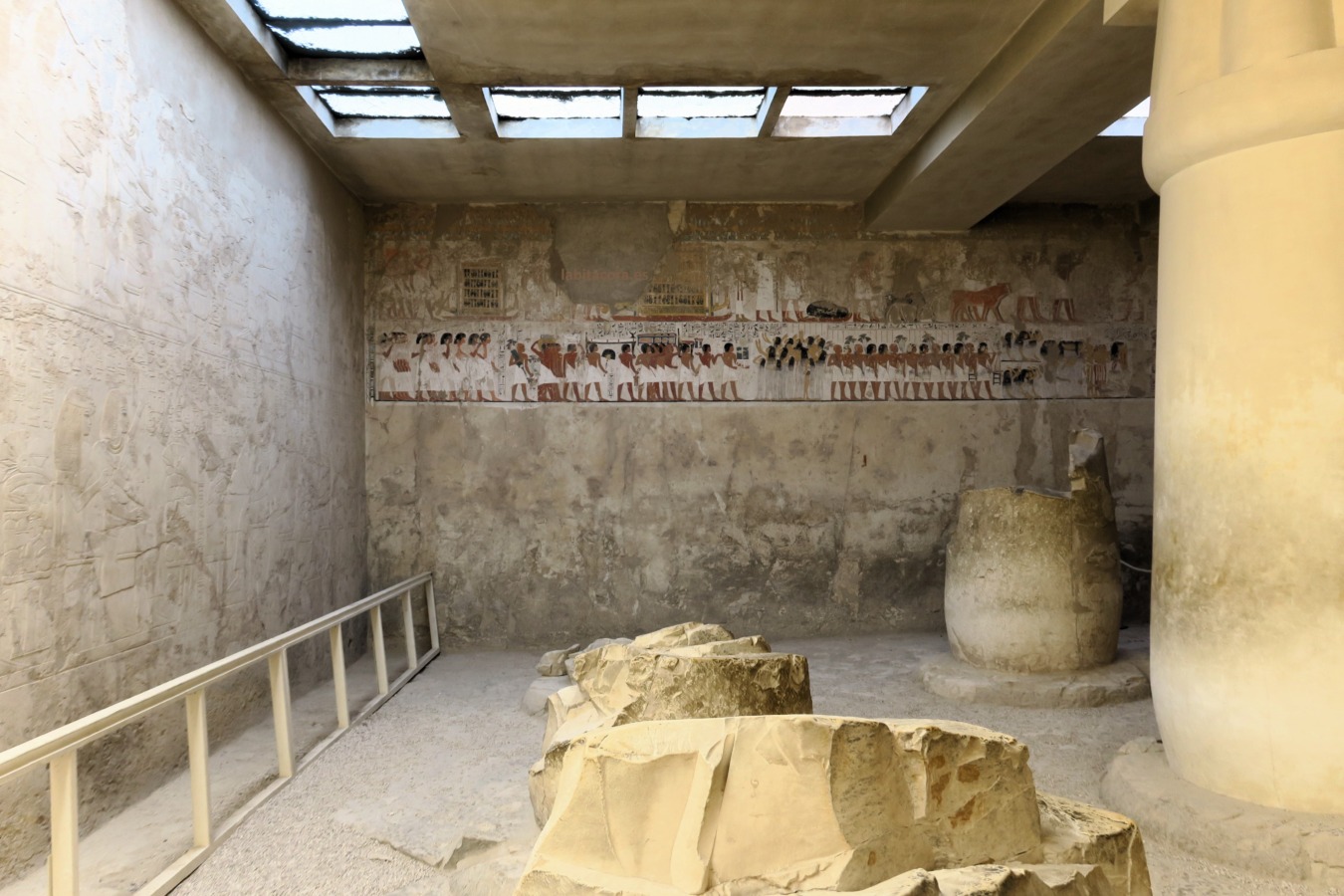 Los relieves junto a la puerta de entrada y los frescos de la tumba de Ramose y Merit-Ptah en el Valle de los Nobles de Lúxor, Egipto.