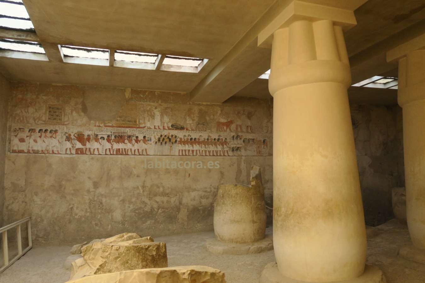 Pintadas en la pared están las plañideras que salen en los libros del antiguo Egipto, con el cortejo fúnebre de Ramose en Lúxor. Egipto