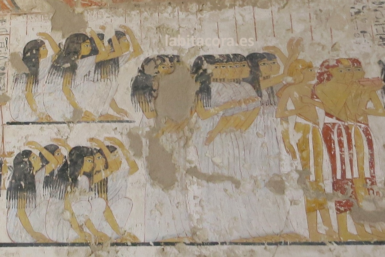 Familiares, amigos de Ramose seguidas por las plañideras tirándose tierra en la cabeza como muestra de dolor, de la tumba de Ramose y su esposa Merit-Ptah de la tumba de Ramose en Lúxor.