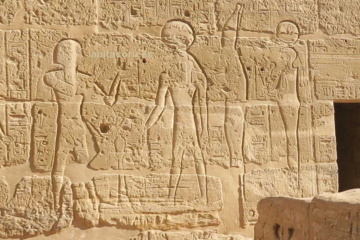 La tríada tebana del dios Amón, su mujer la diosa Mut y su hijo el dios Jonsu, en el templo de Ramsés III en Lúxor. Egipto.