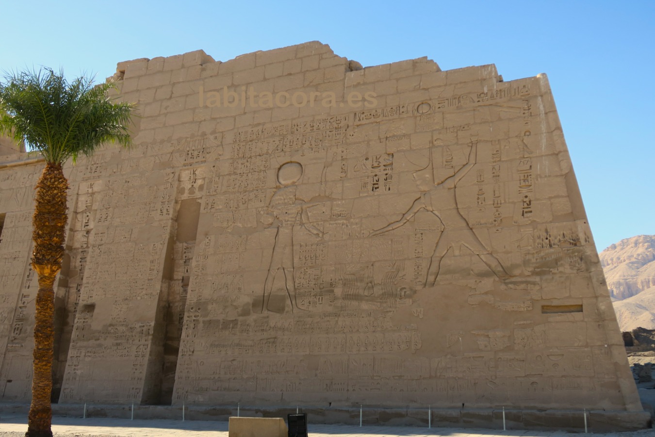 El primer Pilono de Medinet Habu de Ramsés III con la corona del bajo Egipto. Bajo sus pies la representación de los Pueblos del Mar, a los que venció en Lúxor, Egipto.