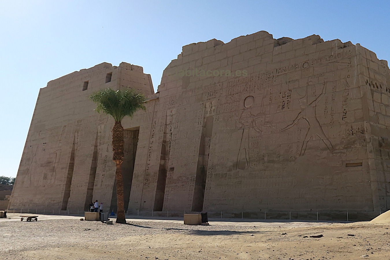 El pilono de entrada del templo mortuorio de Ramsés III en Lúxor, en Egipto.