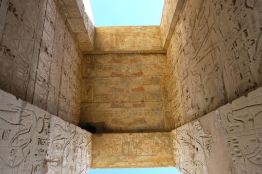 La puerta de entrada del primer patio de su templo de Ramsés IIII en Medinet Habu en Lúxor, Egipto.