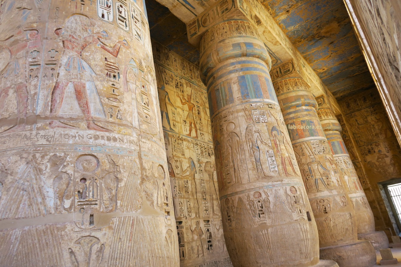 Las columnas del pórtico osiríacas en Medinet Habu en Lúxor, Egipto.