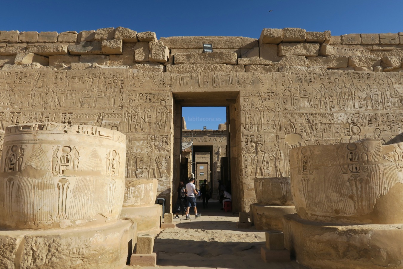La primera sala Hipóstila de Medinet Habu en Lúxor, Egipto.