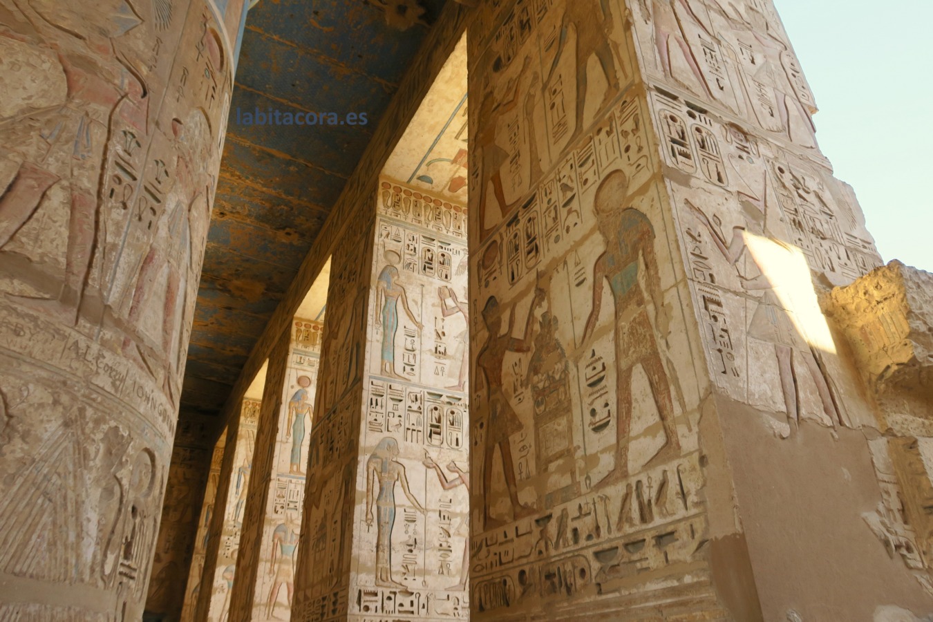 En el pórtico de las columnas osiríacas en Medinet Habu en Lúxor, Egipto.