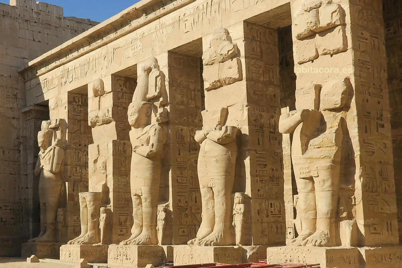 Ramsés III representado en los pilares osiríacos del primer patio de su templo de Medinet Habu en Lúxor, Egipto.