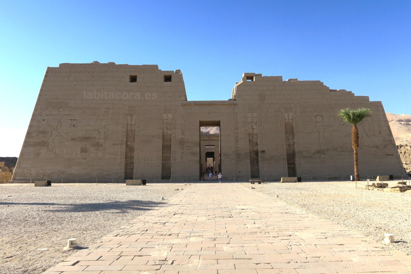 Frente al primer Pilono de Ramsés III en Medinet Habu en Lúxor, Egipto.