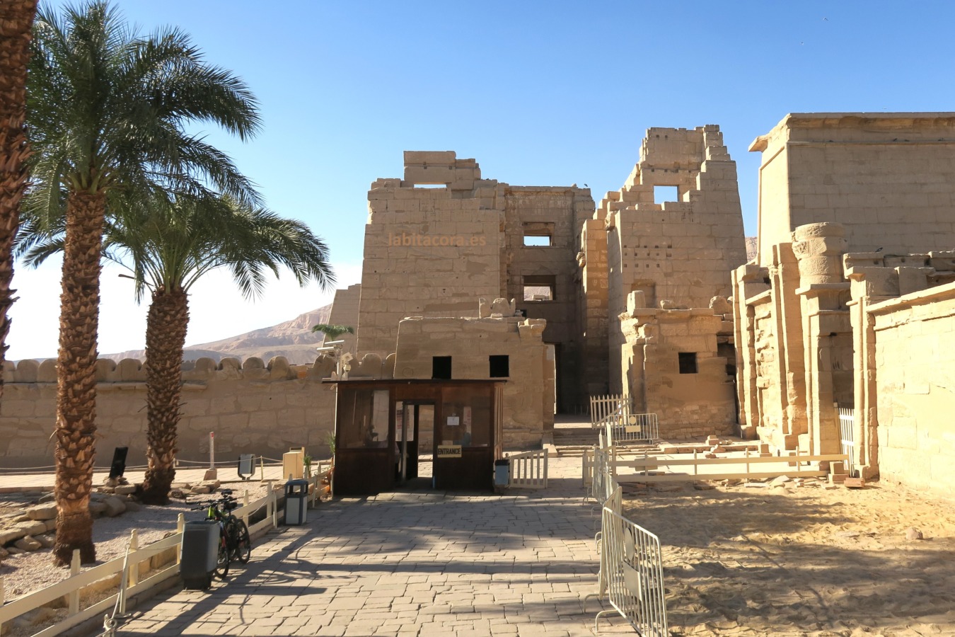 La entrada a Medinet Habu en Lúxor, Egipto.