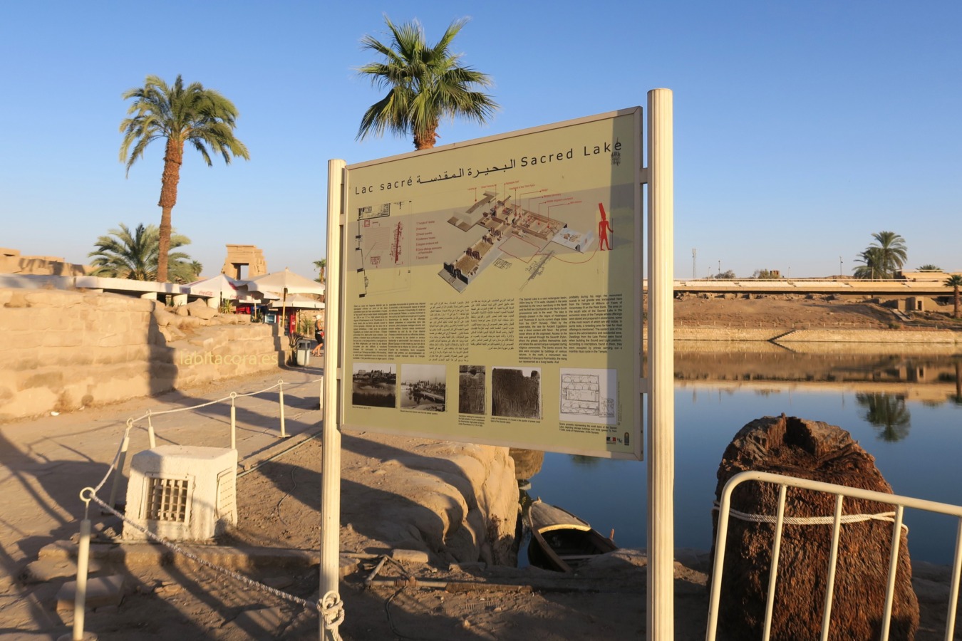 Cartel informativo en el Lago Sagrado de Karnak en Lúxor. Egipto