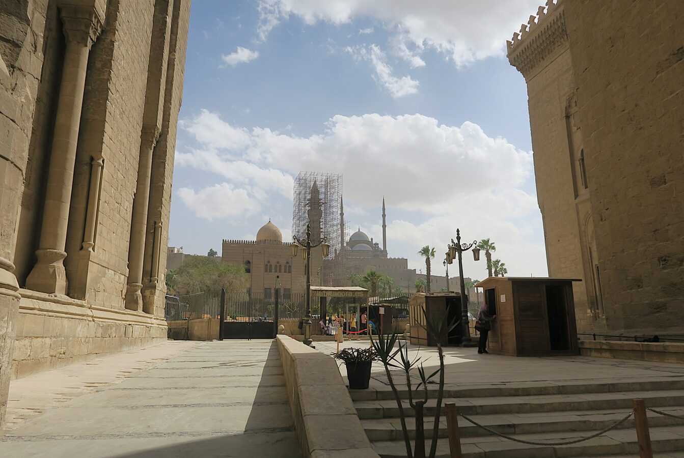 La Ciudadela desde la Mezquita-Madraza del Sultán Hassan y la mezquita del sultán Mohamed El-Nasir en El Cairo. Egipto.
