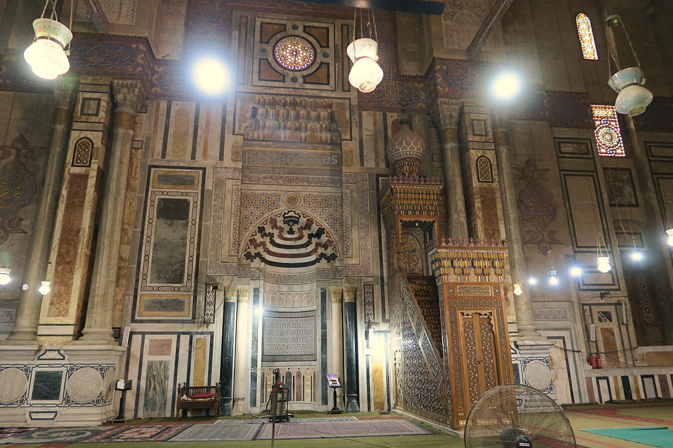 Mihrab y almíbar de la Mezquita Al Refai de El Cairo, Egipto.