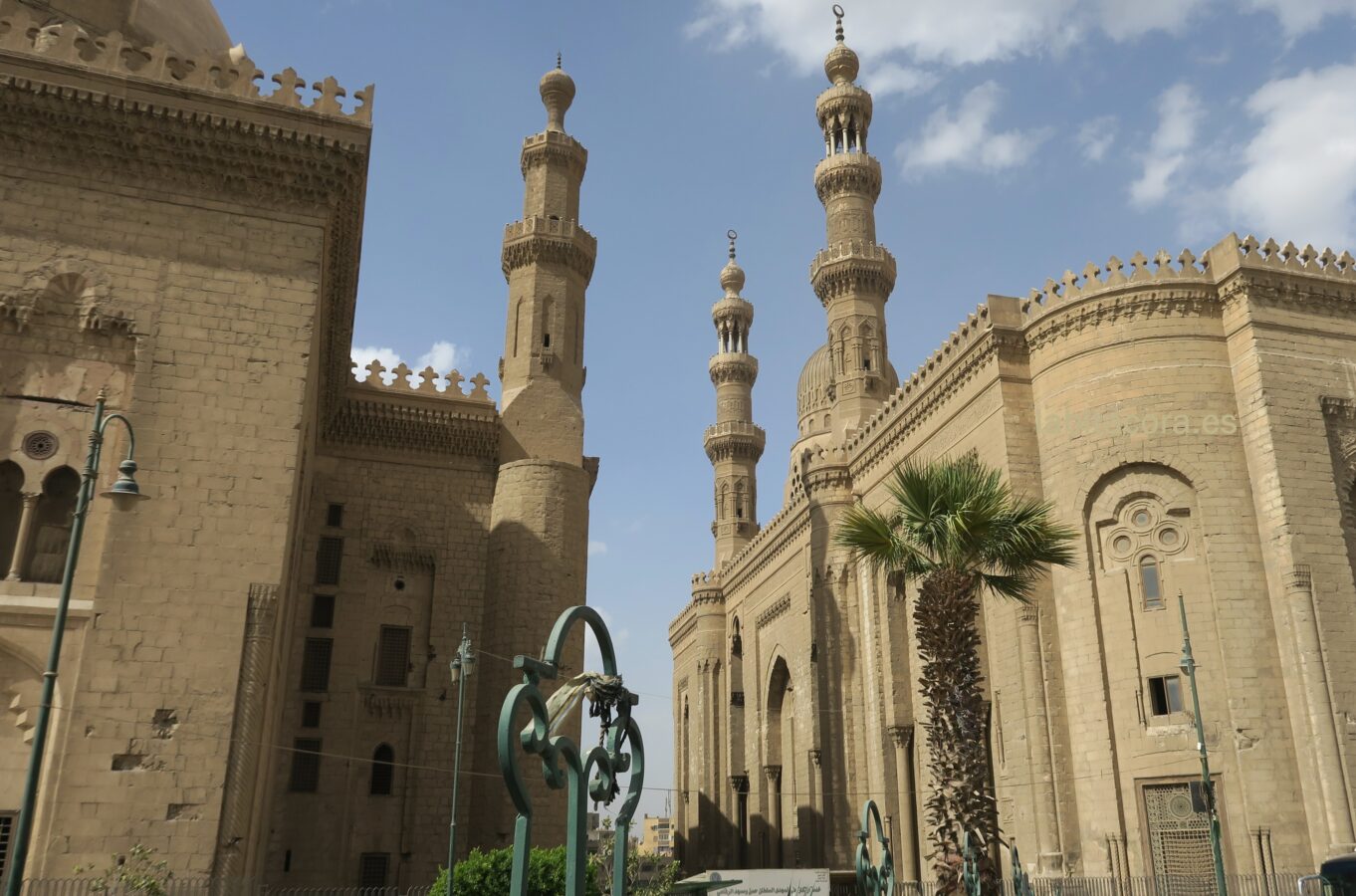 La Mezquita-Madraza del Sultán Hassan a la izquierda y a la derecha la Mezquita Al-Rifa’i en El Cairo.