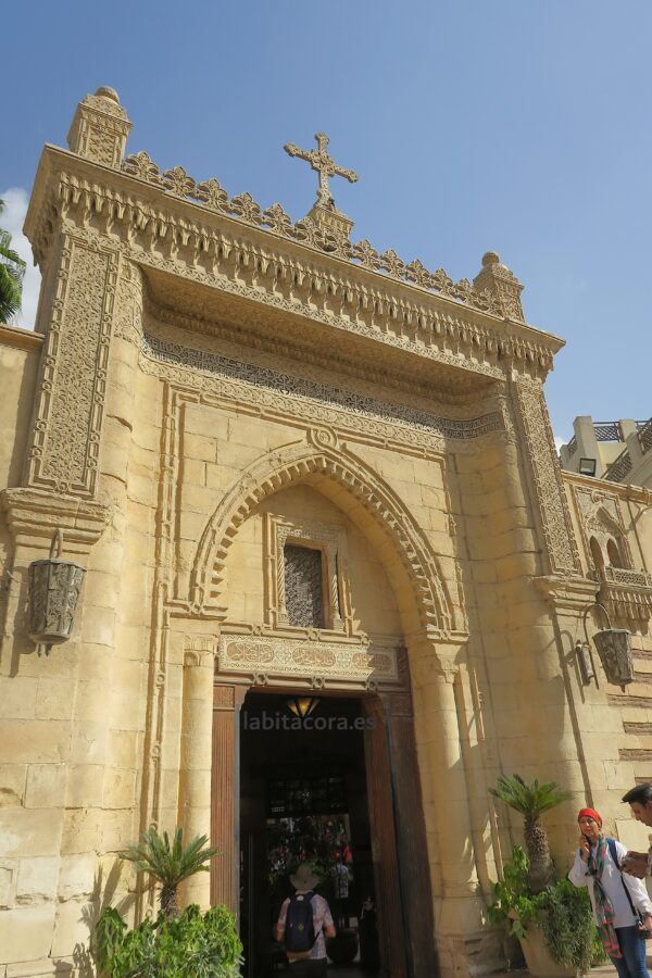 La Iglesia de Santísimas María Virgen (la Iglesia colgante) en El Cairo.