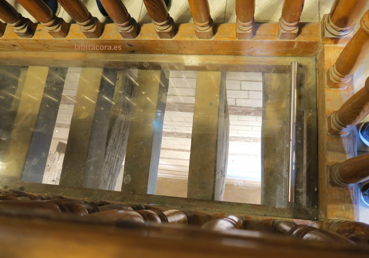 En el interior de la Iglesia Colgante y la prueba de que esta suspendida sobre la antigua fortaleza en El Cairo