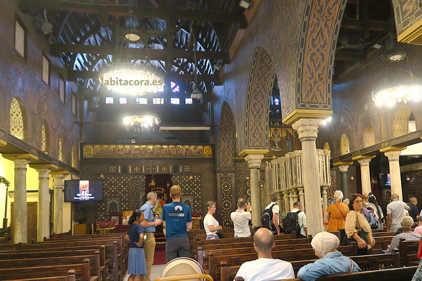 El interior de la Iglesia Colgante o la Iglesia copta de la Virgen María de El Cairo