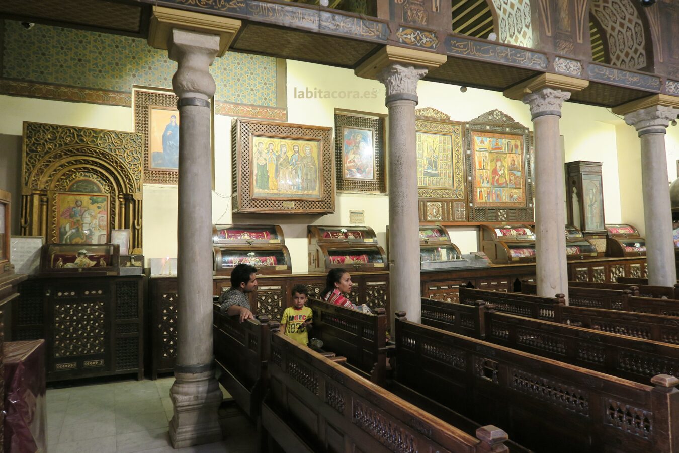 La decoración copta de el interior de Iglesia de la Virgen María de El Cairo