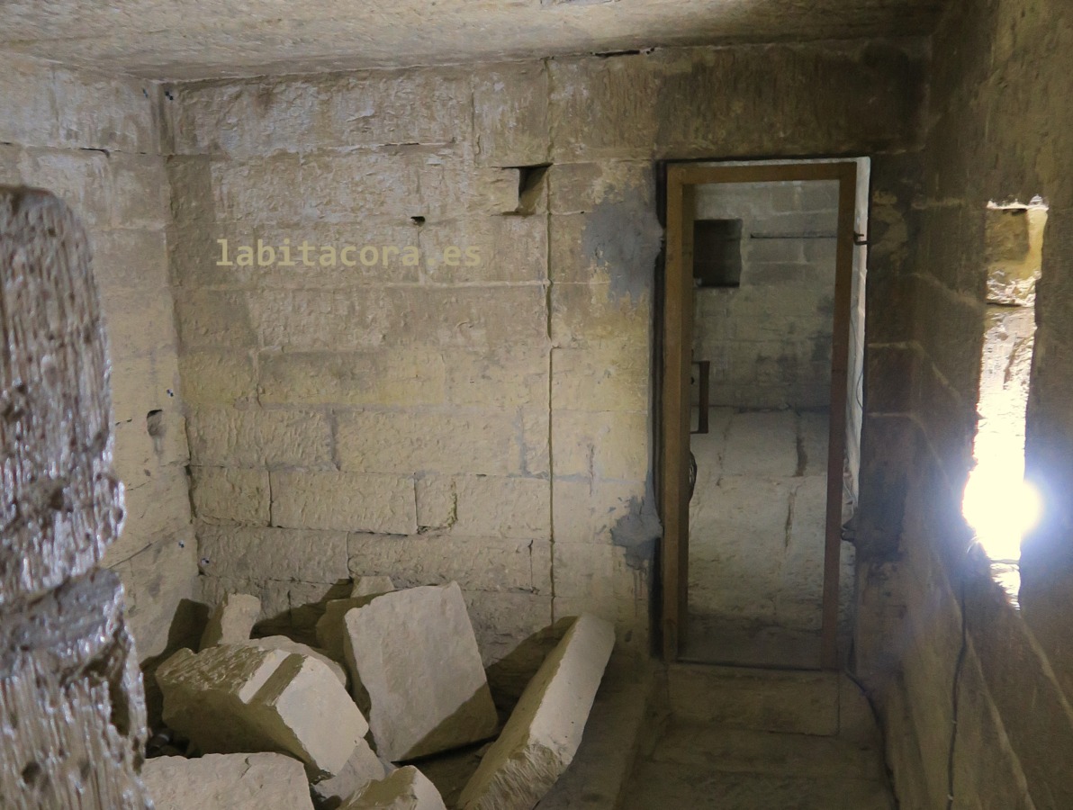 Uno de los pasillos del recorrido hacia la azotea, iluminado con electricidad, en el templo de Qarun