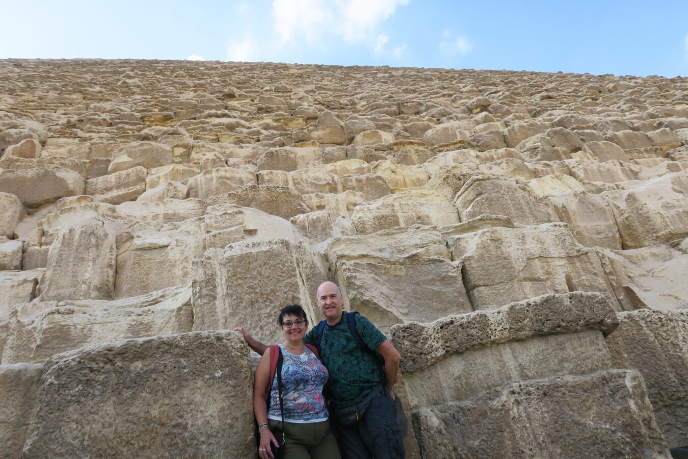 Jose y yo en la Pirámide de Keops junto a los cientos de bloques en Guiza, El Cairo.