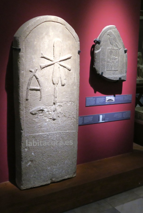 La estela en el Museo Egipcio en El Cairo de Meritneith, se cree que fue la primera mujer faraón y enterrada como tal, Con dos tumbas una en Saqqara y la otra en Abidos. Egipto
