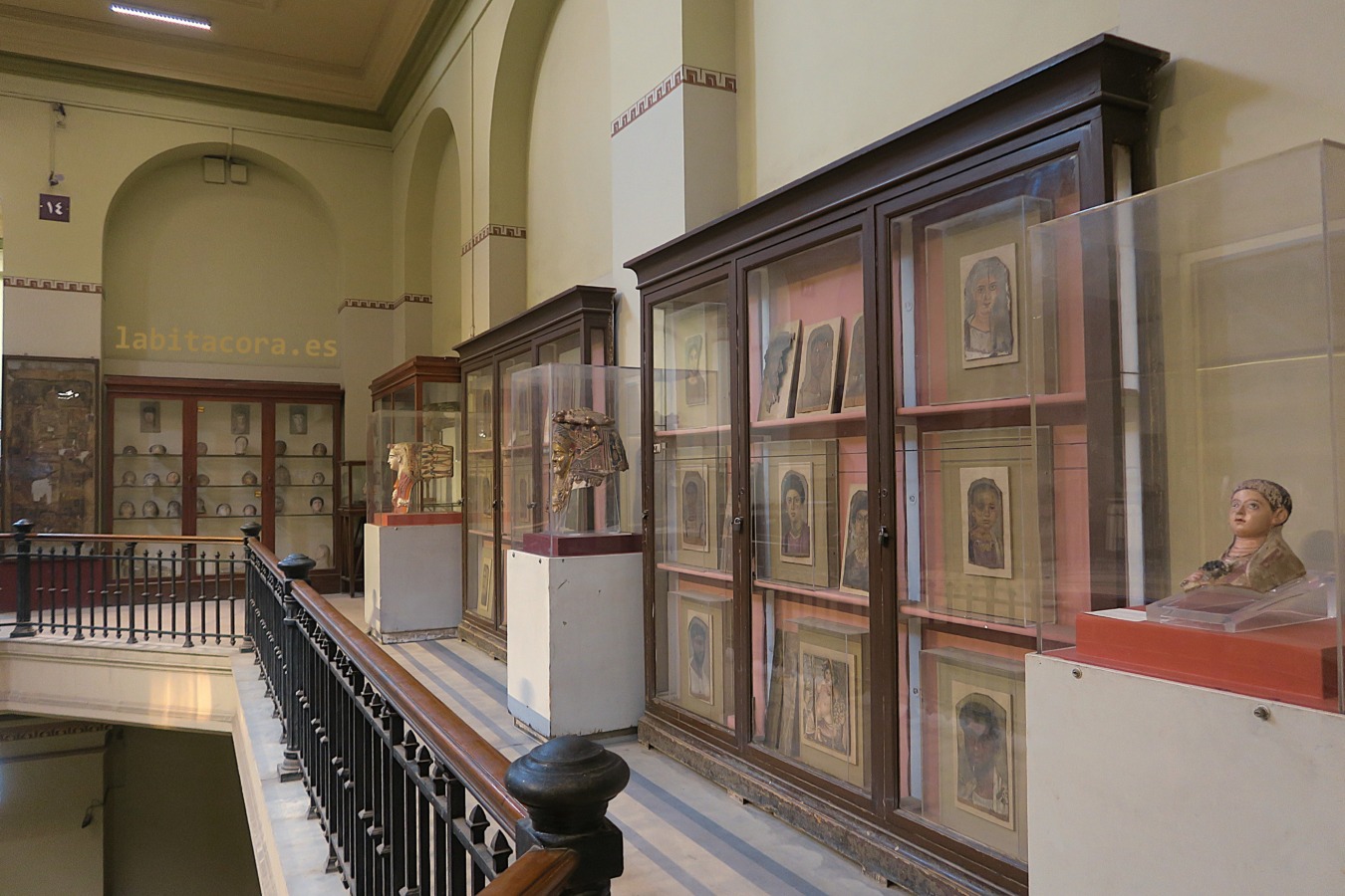 La sala donde se exponen momias, objetos de la época grecorromana y retratos funerarios de El Fayum en el Museo de El Cairo