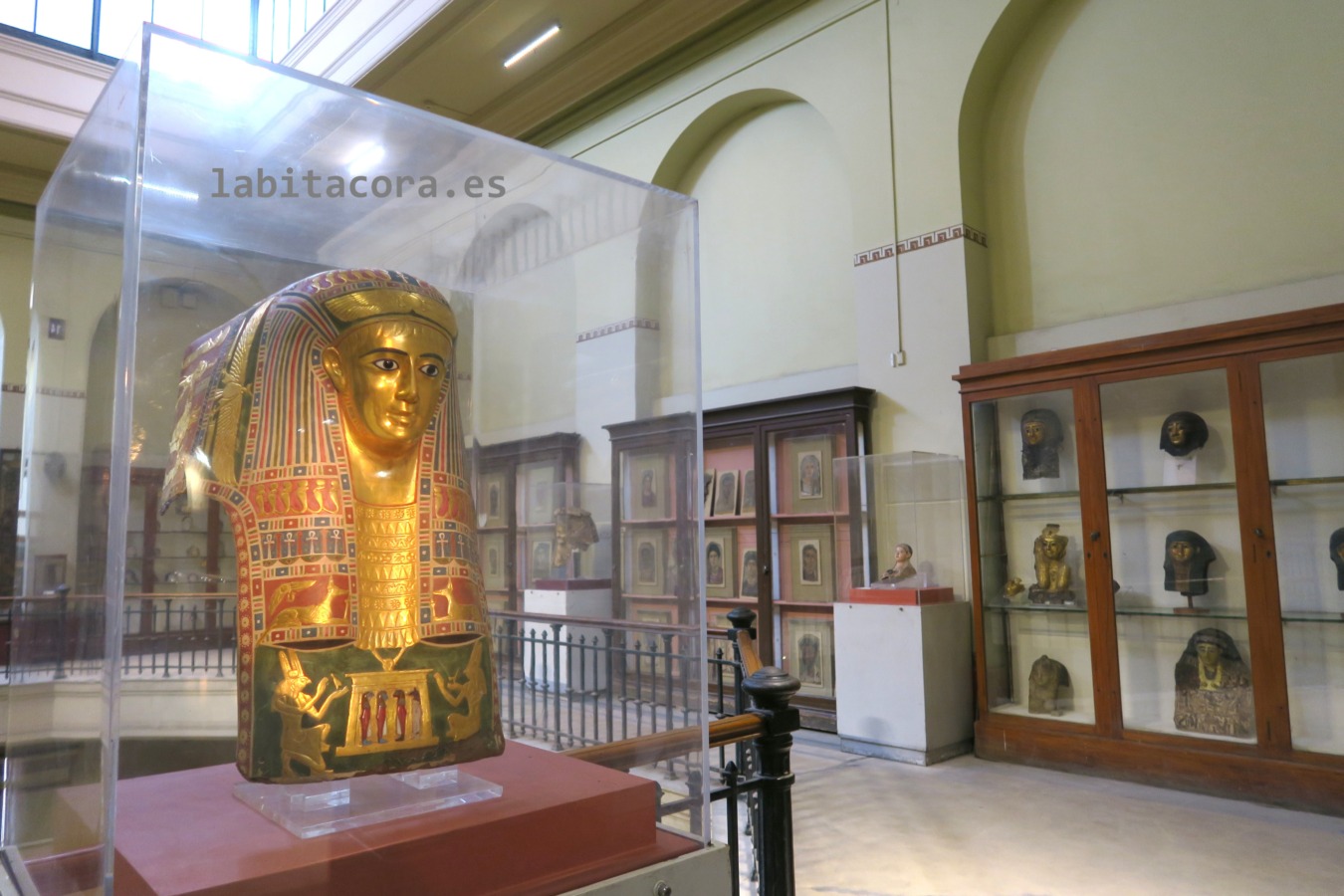 La sala donde se exponen objetos y retratos funerarios de El Fayum en el Museo Egipcio de El Cairo.