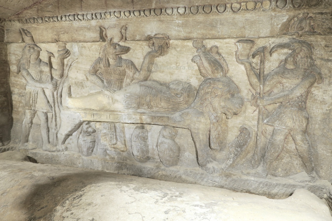 La sala de Caracalla con los dioses Anubis, Horus y Thoth junto al difunto, de las catacumbas de Kom el-Shoqafa, Alejandría.