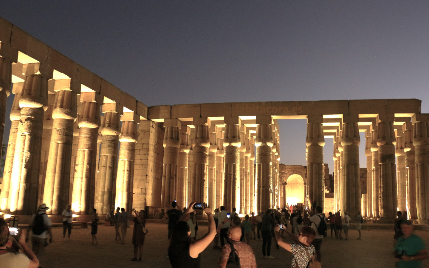 De noche en el Patio del Sol del templo de Lúxor. Egipto 
