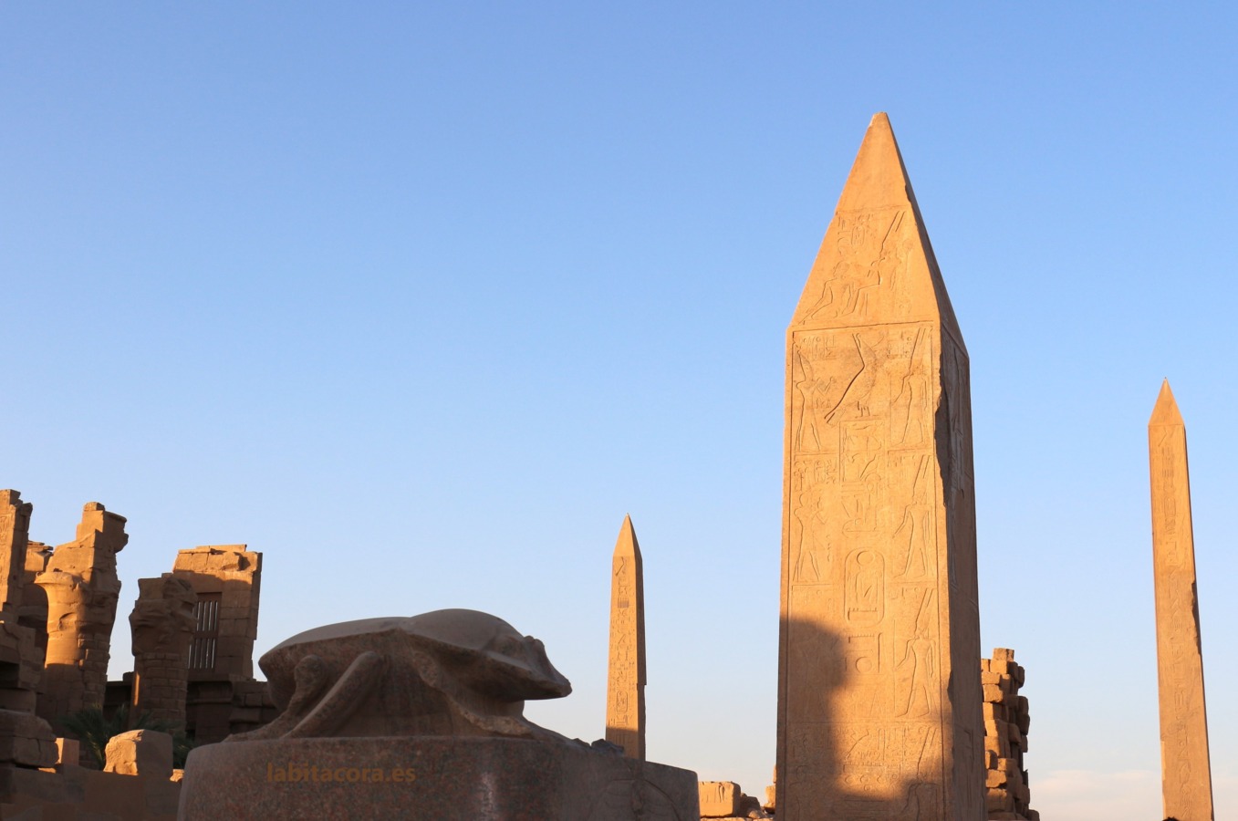El dios Jepri junto a los obeliscos en los templos de Karnak, Lúxor. Egipto.