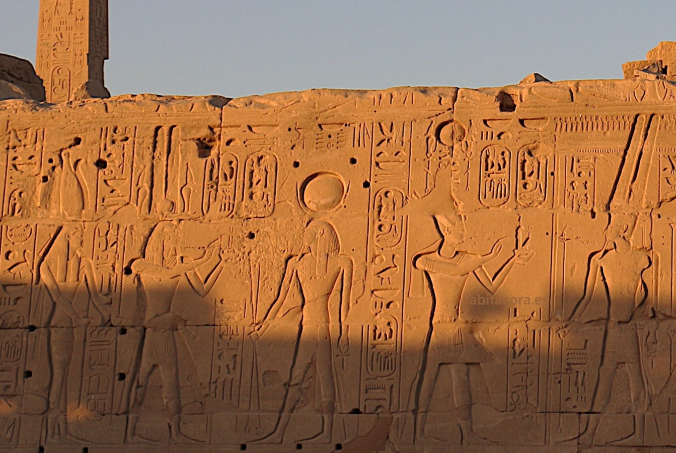 La triada religiosa de Tebas, el dios Amón, su esposa la diosa Mut y su hijo Khonsu en el templo de Karnak en Lúxor.