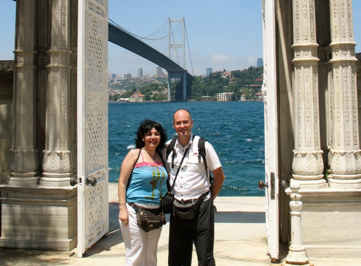 Jose y yo en Palacio de Beylerbeyi y a nuestras espalda el puente de Estambul.
