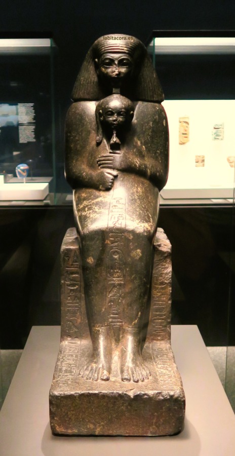 Senenmut con la princesa Neferure e hija de Hatshepsut. Ciutat de les Arts i les Ciències Valencia, en la exposición de CaixaForum València, organizada por el Museo británico.
