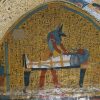 El dios Anubis en la tumbas de la familia de Amun Nakth, en el Valle de los Artesanos en Luxor, Egipto