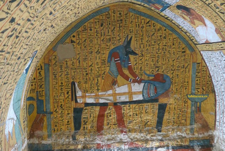 El dios Anubis en la tumbas de la familia de Amun Nakth, en el Valle de los Artesanos en Luxor, Egipto