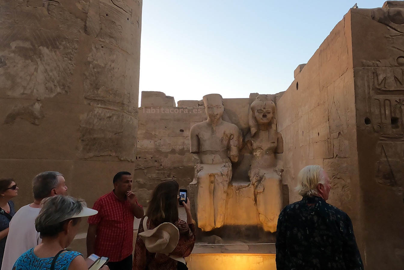 El faraón Tutankamón y su mujer Anjesenamón en el templo de Lúxor. Egipto.
